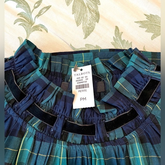 Sleeveless Plaid Blouse with Velvet Trim & Shimmery Button - Picture 6 of 8